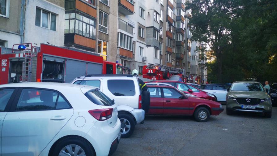 Пожар в блок в София, евакуираха хората