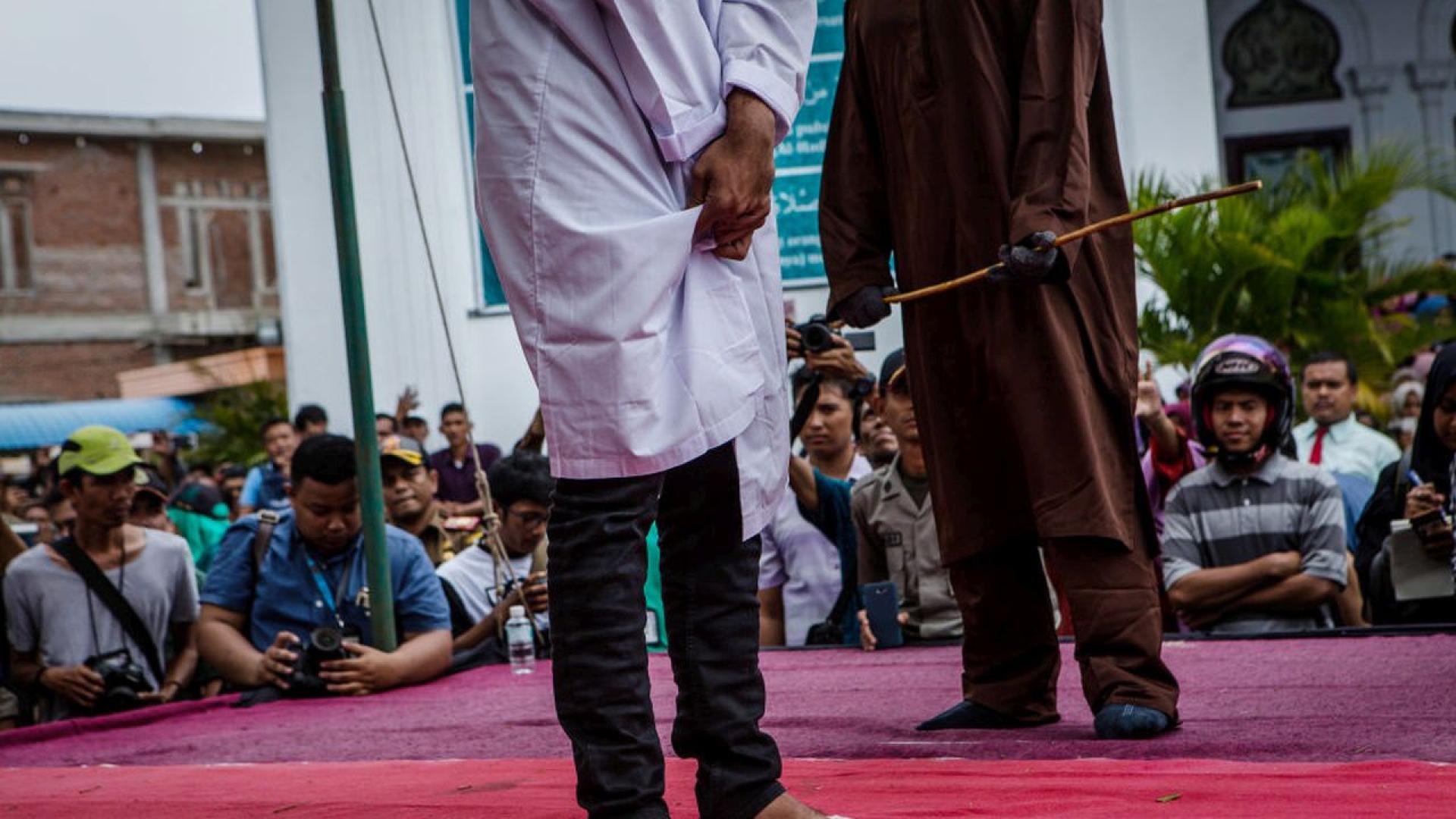 Двама мъже в консервативната индонезийска провинция Ачех бяха сред група