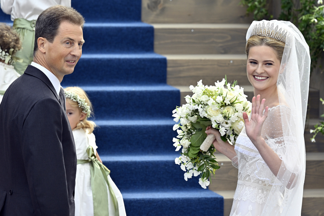 <p>Принцеса Мари Каролин от Лихтенщайн се омъжи за венецуелския инвестиционен мениджър Леополдо Мадуро Волмер във Вадуц, предаде ДПА.</p>