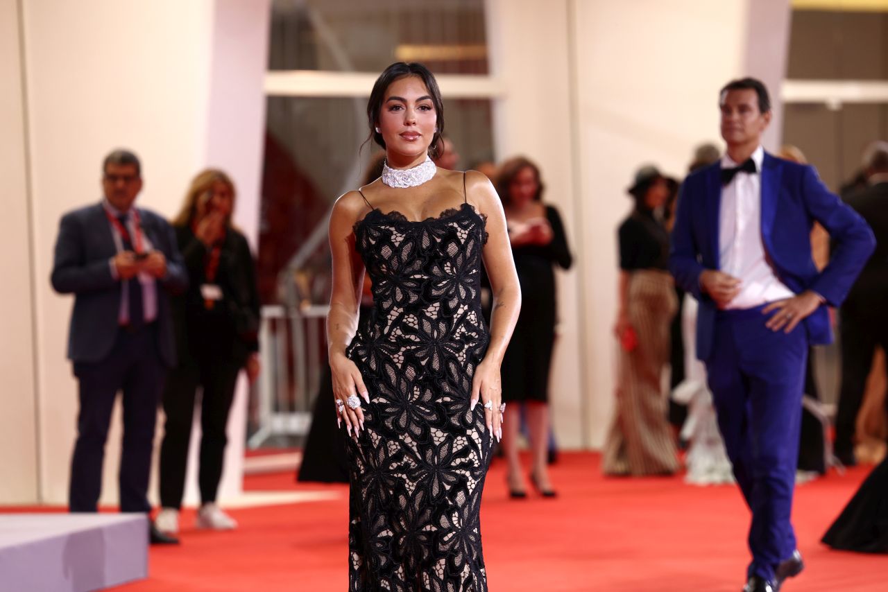 <p>Фестивалът Filming Italy Venice Award, част от 82-рото издание на Международния кинофестивал във Венеция, събра световни звезди на червения килим. На 31 август 2025 г. във Венеция блясъкът на киното, модата и изкуството се срещнаха, за да отпразнуват силата на седмото изкуство. Сред специалните гости беше и Джорджина Родригес, която привлече вниманието на публиката и фотографите със стилното си присъствие</p>