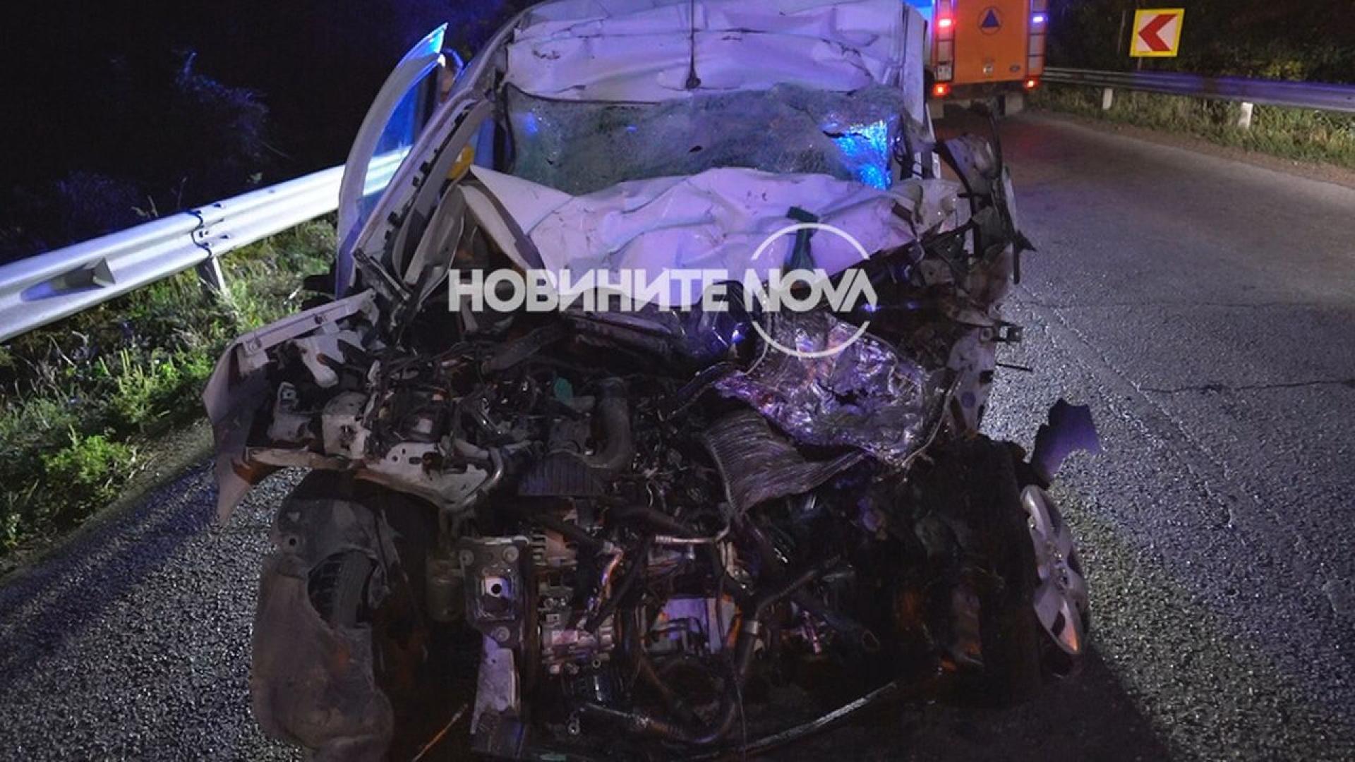 Тир и лека кола катастрофираха в неделя вечерта на международния