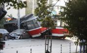 Трамвай, оставен без надзор, помля коли и потроши подлез в София