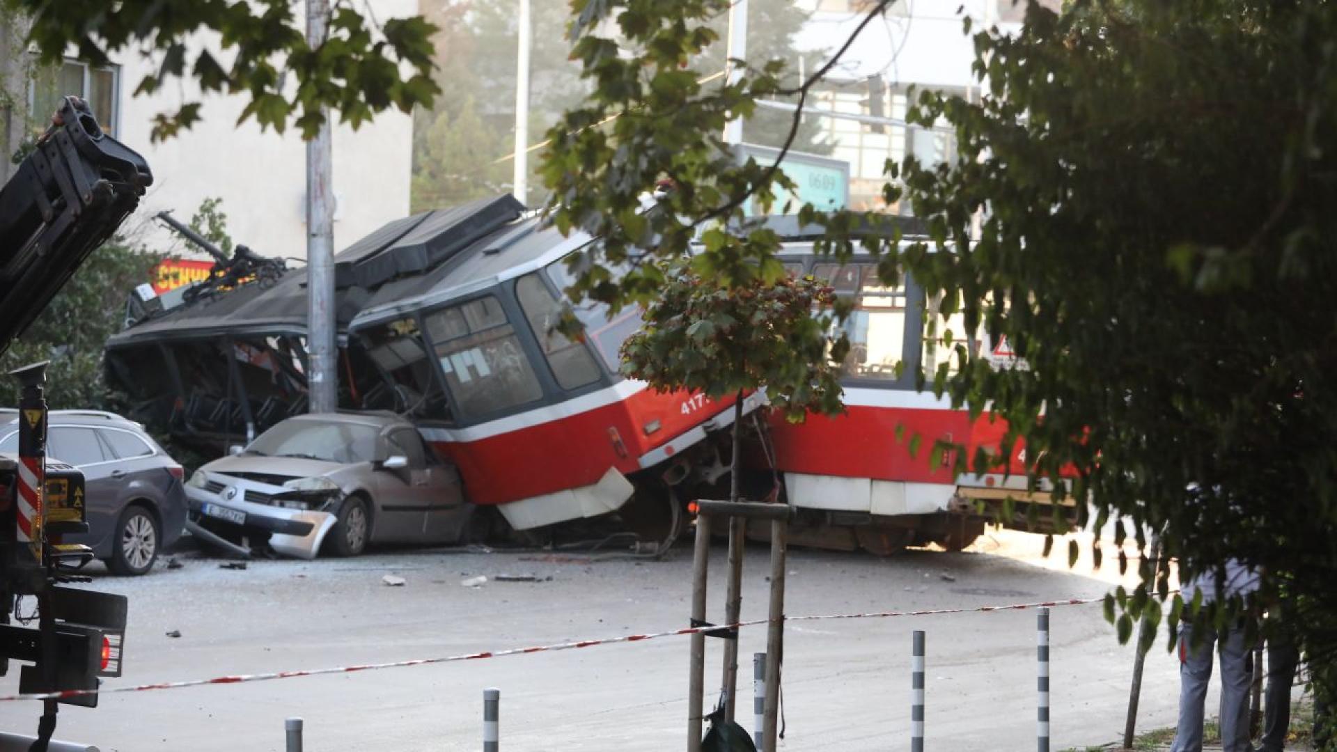 Трамвай по линия 22 е излязъл късно снощи от релсите