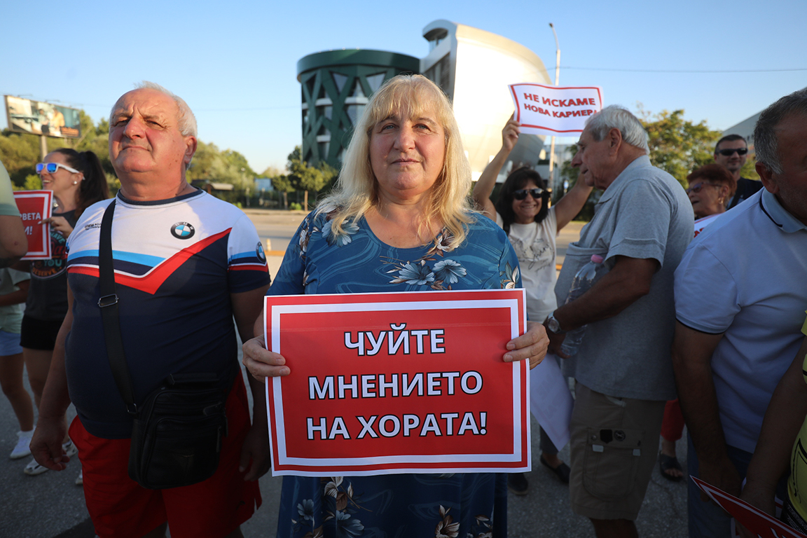 <p>Протест на жители на Локорско и &bdquo;Кремиковци&rdquo; срещу отварянето на нова кариера блокира &bdquo;Ботевградско шосе&rdquo;</p>
