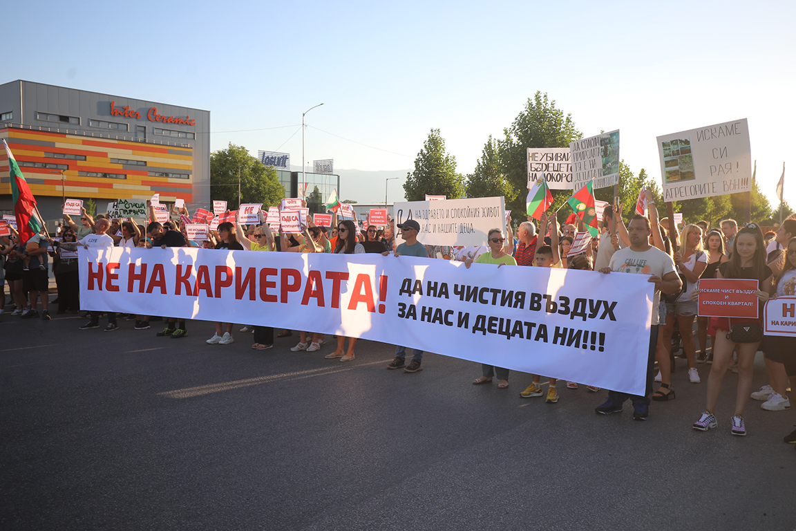 <p>Протест на жители на Локорско и &bdquo;Кремиковци&rdquo; срещу отварянето на нова кариера блокира &bdquo;Ботевградско шосе&rdquo;</p>