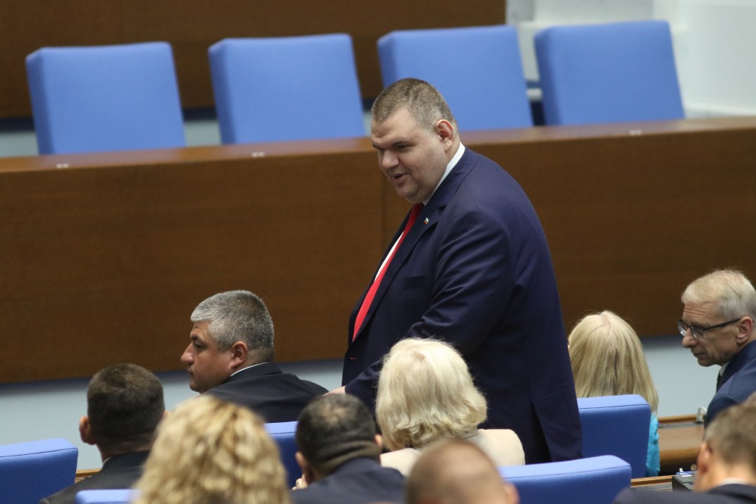 <p>Днес започва новият политически сезон, като депутатите се завърнаха в пленарната зала след 33-дневна ваканция. При влизането си в Народното събрание, представители на парламентарните групи изразиха очакванията си за предстоящата есенна сесия на законодателния орган.</p>