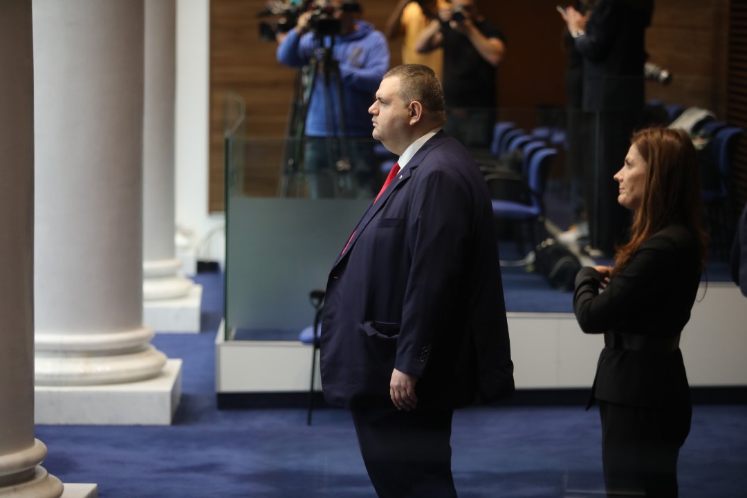 <p>Днес започва новият политически сезон, като депутатите се завърнаха в пленарната зала след 33-дневна ваканция. При влизането си в Народното събрание, представители на парламентарните групи изразиха очакванията си за предстоящата есенна сесия на законодателния орган.</p>