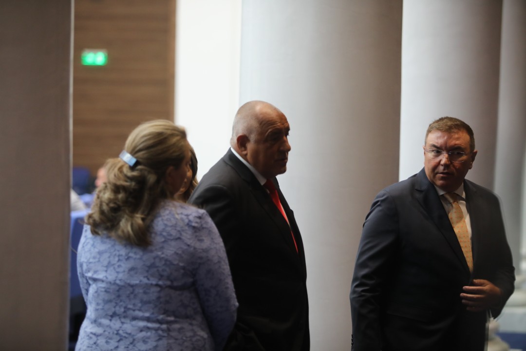 <p>Днес започва новият политически сезон, като депутатите се завърнаха в пленарната зала след 33-дневна ваканция. При влизането си в Народното събрание, представители на парламентарните групи изразиха очакванията си за предстоящата есенна сесия на законодателния орган.</p>
