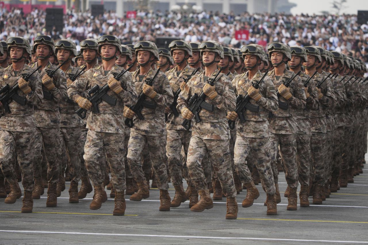 <p>Пекин отбеляза 80 години от победата над Япония с грандиозен парад, на който бяха показани хиперзвукови ракети, подводни дронове и &bdquo;роботизирани вълци&ldquo;. Си Дзинпин дефилира редом с Владимир Путин и Ким Чен-ун, превръщайки събитието в демонстрация не само на военна мощ, но и на политическо послание. В тази галерия ще видите най-знаковите кадри от историческия спектакъл.</p>