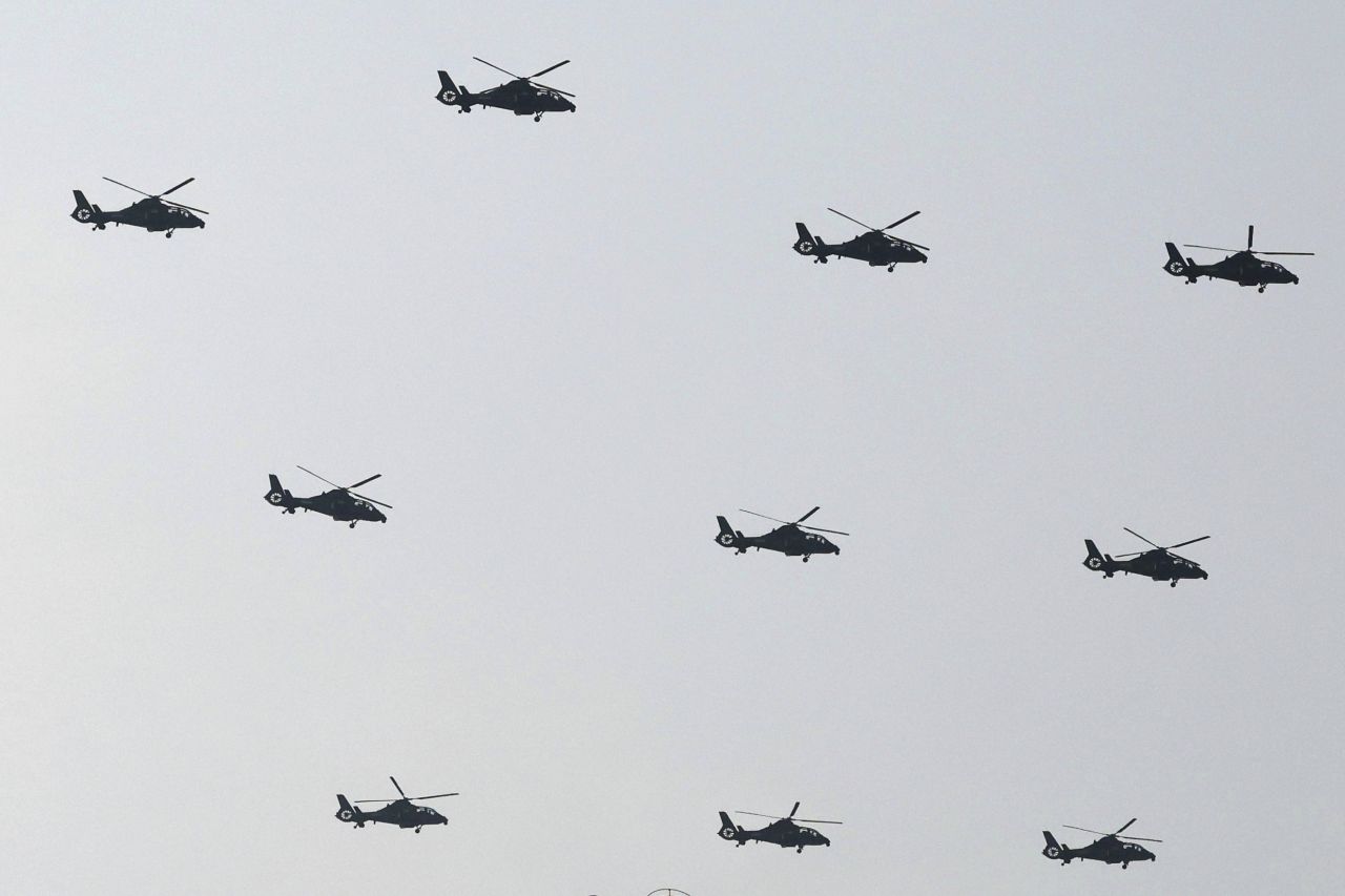 <p>Пекин отбеляза 80 години от победата над Япония с грандиозен парад, на който бяха показани хиперзвукови ракети, подводни дронове и &bdquo;роботизирани вълци&ldquo;. Си Дзинпин дефилира редом с Владимир Путин и Ким Чен-ун, превръщайки събитието в демонстрация не само на военна мощ, но и на политическо послание. В тази галерия ще видите най-знаковите кадри от историческия спектакъл.</p>