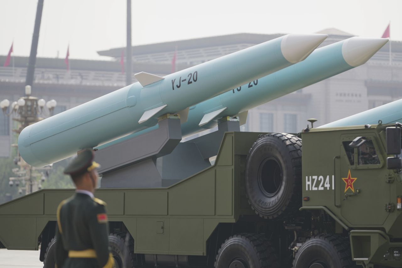 <p>Пекин отбеляза 80 години от победата над Япония с грандиозен парад, на който бяха показани хиперзвукови ракети, подводни дронове и &bdquo;роботизирани вълци&ldquo;. Си Дзинпин дефилира редом с Владимир Путин и Ким Чен-ун, превръщайки събитието в демонстрация не само на военна мощ, но и на политическо послание. В тази галерия ще видите най-знаковите кадри от историческия спектакъл.</p>