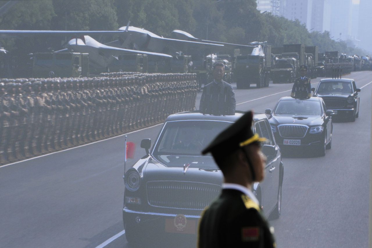 <p>Пекин отбеляза 80 години от победата над Япония с грандиозен парад, на който бяха показани хиперзвукови ракети, подводни дронове и &bdquo;роботизирани вълци&ldquo;. Си Дзинпин дефилира редом с Владимир Путин и Ким Чен-ун, превръщайки събитието в демонстрация не само на военна мощ, но и на политическо послание. В тази галерия ще видите най-знаковите кадри от историческия спектакъл.</p>