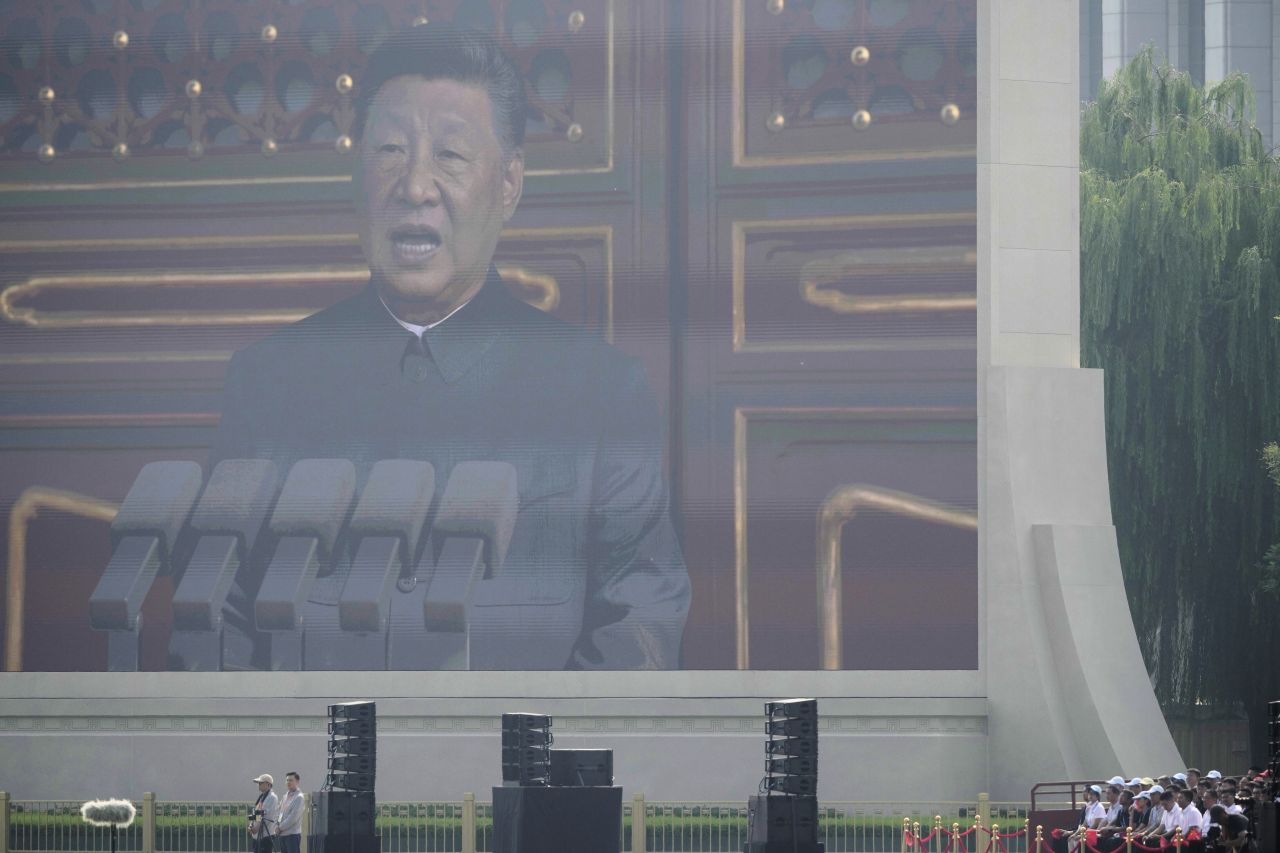 <p>Пекин отбеляза 80 години от победата над Япония с грандиозен парад, на който бяха показани хиперзвукови ракети, подводни дронове и &bdquo;роботизирани вълци&ldquo;. Си Дзинпин дефилира редом с Владимир Путин и Ким Чен-ун, превръщайки събитието в демонстрация не само на военна мощ, но и на политическо послание. В тази галерия ще видите най-знаковите кадри от историческия спектакъл.</p>