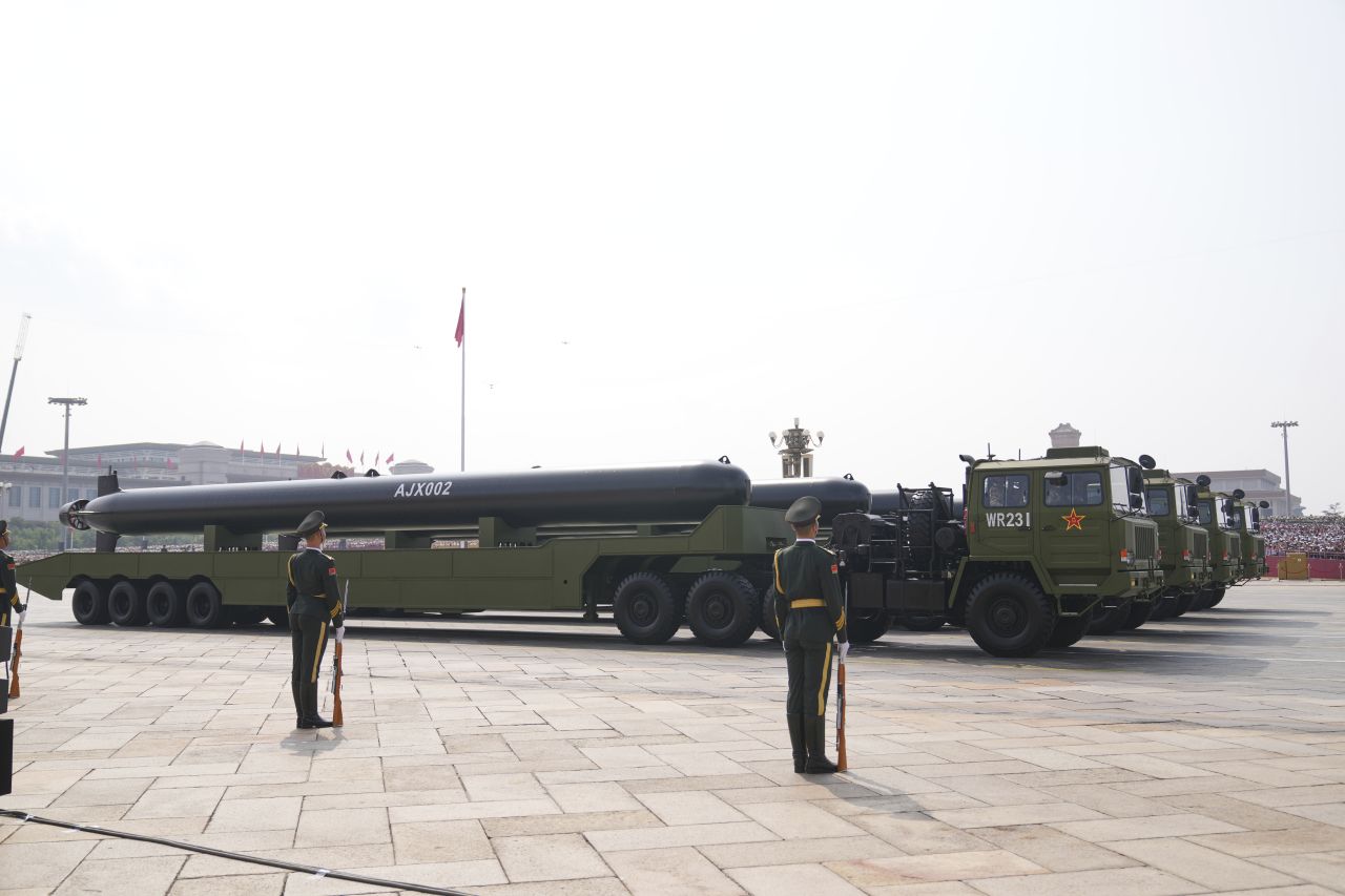 <p>Пекин отбеляза 80 години от победата над Япония с грандиозен парад, на който бяха показани хиперзвукови ракети, подводни дронове и &bdquo;роботизирани вълци&ldquo;. Си Дзинпин дефилира редом с Владимир Путин и Ким Чен-ун, превръщайки събитието в демонстрация не само на военна мощ, но и на политическо послание. В тази галерия ще видите най-знаковите кадри от историческия спектакъл.</p>