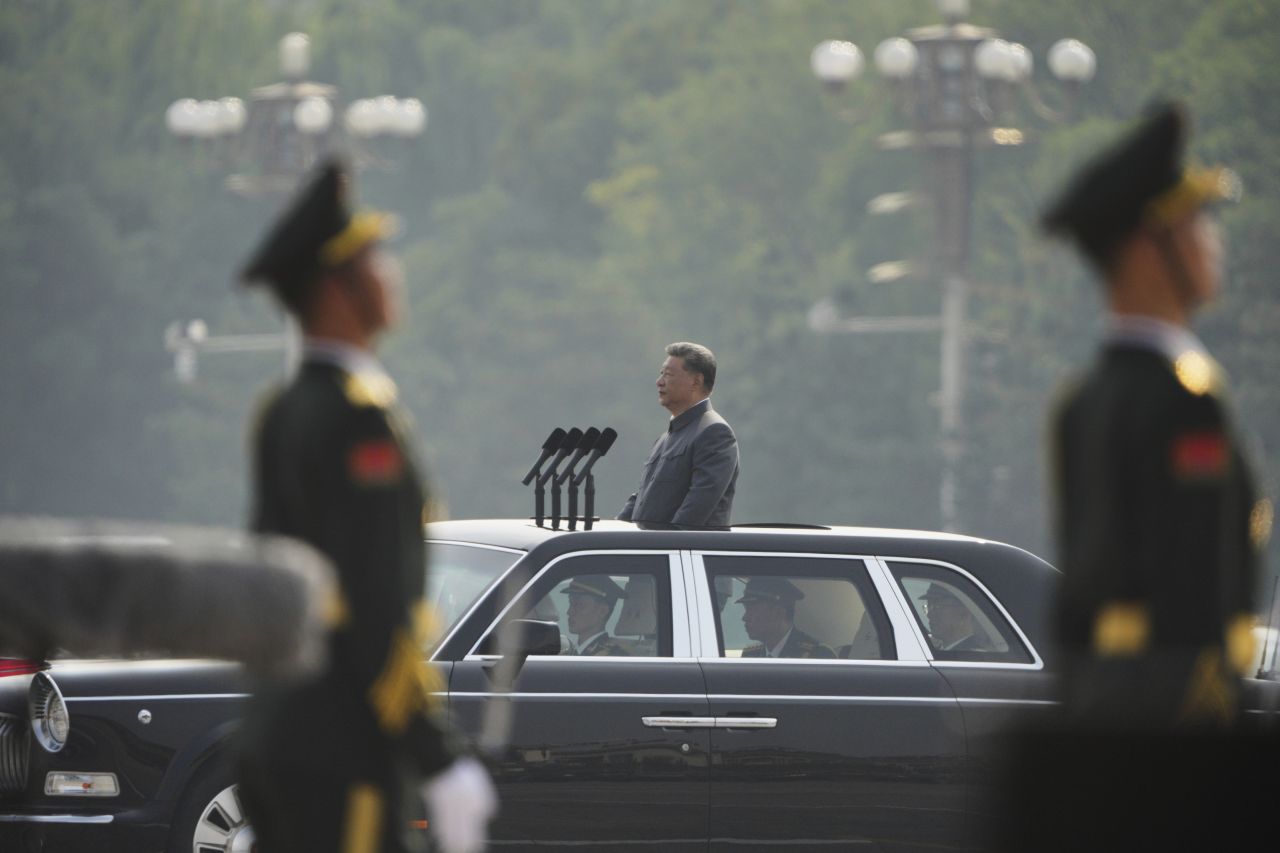 <p>Пекин отбеляза 80 години от победата над Япония с грандиозен парад, на който бяха показани хиперзвукови ракети, подводни дронове и &bdquo;роботизирани вълци&ldquo;. Си Дзинпин дефилира редом с Владимир Путин и Ким Чен-ун, превръщайки събитието в демонстрация не само на военна мощ, но и на политическо послание. В тази галерия ще видите най-знаковите кадри от историческия спектакъл.</p>