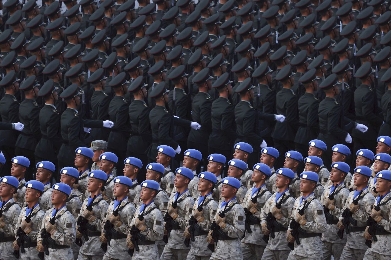 <p>Пекин отбеляза 80 години от победата над Япония с грандиозен парад, на който бяха показани хиперзвукови ракети, подводни дронове и &bdquo;роботизирани вълци&ldquo;. Си Дзинпин дефилира редом с Владимир Путин и Ким Чен-ун, превръщайки събитието в демонстрация не само на военна мощ, но и на политическо послание. В тази галерия ще видите най-знаковите кадри от историческия спектакъл.</p>