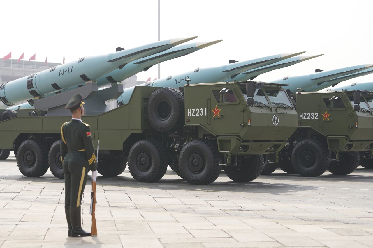 <p>Пекин отбеляза 80 години от победата над Япония с грандиозен парад, на който бяха показани хиперзвукови ракети, подводни дронове и &bdquo;роботизирани вълци&ldquo;. Си Дзинпин дефилира редом с Владимир Путин и Ким Чен-ун, превръщайки събитието в демонстрация не само на военна мощ, но и на политическо послание. В тази галерия ще видите най-знаковите кадри от историческия спектакъл.</p>