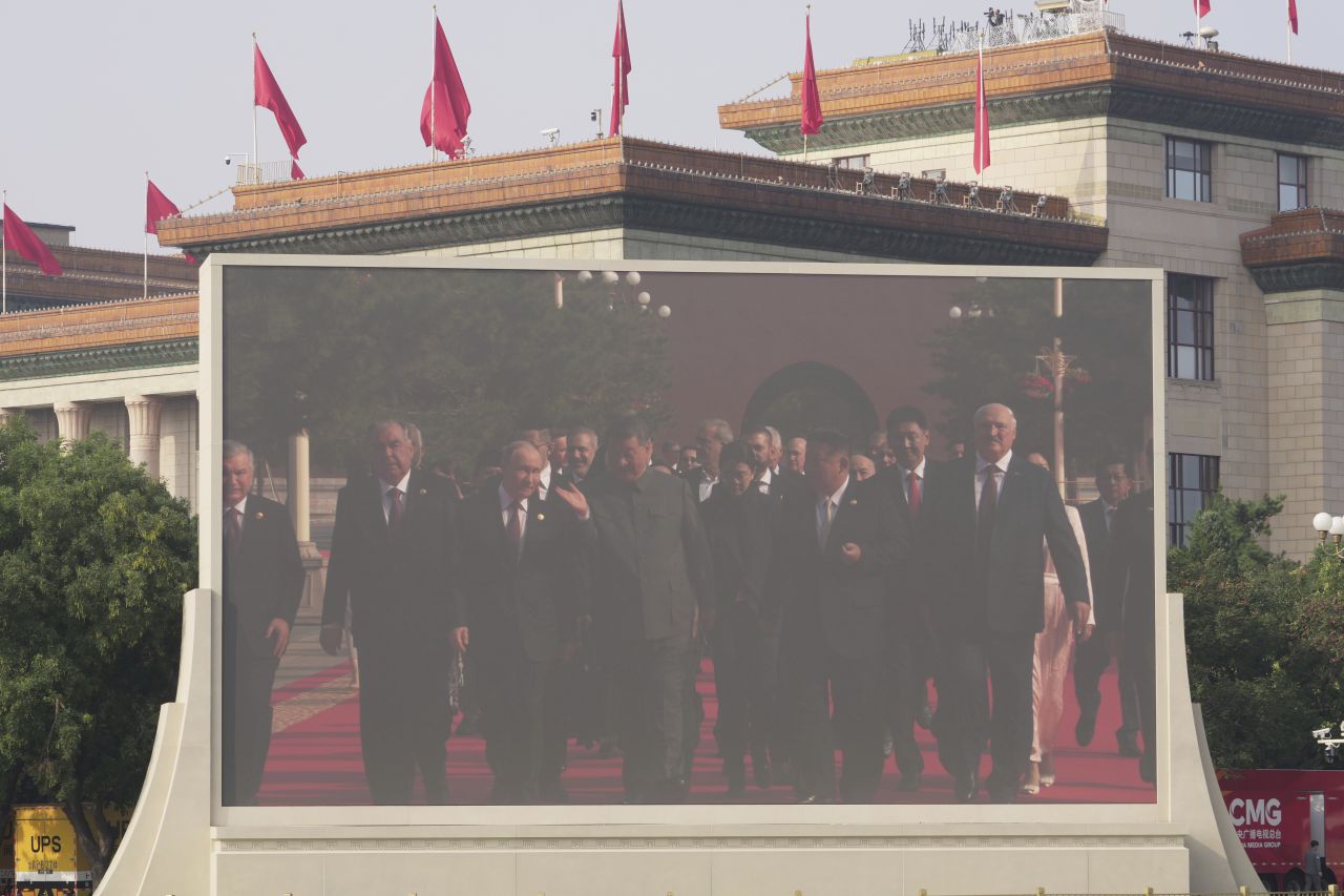 <p>Пекин отбеляза 80 години от победата над Япония с грандиозен парад, на който бяха показани хиперзвукови ракети, подводни дронове и &bdquo;роботизирани вълци&ldquo;. Си Дзинпин дефилира редом с Владимир Путин и Ким Чен-ун, превръщайки събитието в демонстрация не само на военна мощ, но и на политическо послание. В тази галерия ще видите най-знаковите кадри от историческия спектакъл.</p>