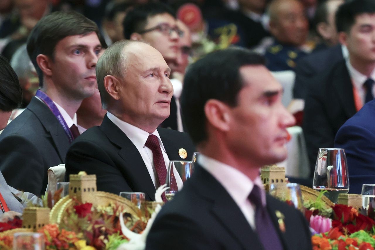 <p>Пекин отбеляза 80 години от победата над Япония с грандиозен парад, на който бяха показани хиперзвукови ракети, подводни дронове и &bdquo;роботизирани вълци&ldquo;. Си Дзинпин дефилира редом с Владимир Путин и Ким Чен-ун, превръщайки събитието в демонстрация не само на военна мощ, но и на политическо послание. В тази галерия ще видите най-знаковите кадри от историческия спектакъл.</p>