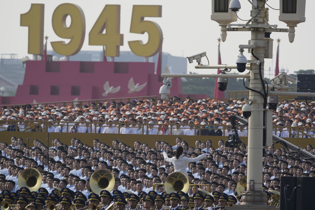 <p>Пекин отбеляза 80 години от победата над Япония с грандиозен парад, на който бяха показани хиперзвукови ракети, подводни дронове и &bdquo;роботизирани вълци&ldquo;. Си Дзинпин дефилира редом с Владимир Путин и Ким Чен-ун, превръщайки събитието в демонстрация не само на военна мощ, но и на политическо послание. В тази галерия ще видите най-знаковите кадри от историческия спектакъл.</p>