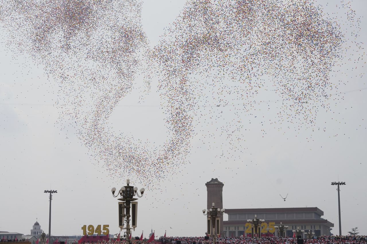 <p>Пекин отбеляза 80 години от победата над Япония с грандиозен парад, на който бяха показани хиперзвукови ракети, подводни дронове и &bdquo;роботизирани вълци&ldquo;. Си Дзинпин дефилира редом с Владимир Путин и Ким Чен-ун, превръщайки събитието в демонстрация не само на военна мощ, но и на политическо послание. В тази галерия ще видите най-знаковите кадри от историческия спектакъл.</p>