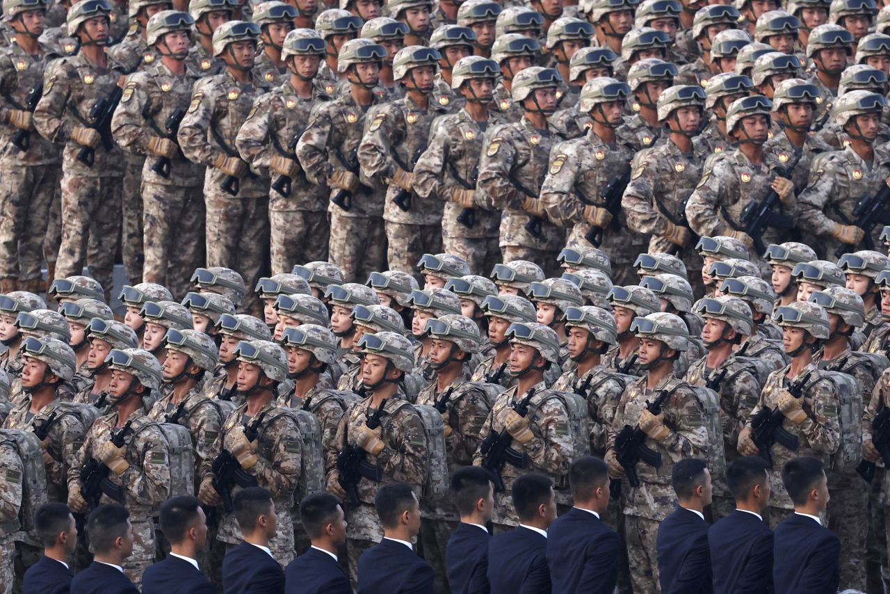 <p>Пекин отбеляза 80 години от победата над Япония с грандиозен парад, на който бяха показани хиперзвукови ракети, подводни дронове и &bdquo;роботизирани вълци&ldquo;. Си Дзинпин дефилира редом с Владимир Путин и Ким Чен-ун, превръщайки събитието в демонстрация не само на военна мощ, но и на политическо послание. В тази галерия ще видите най-знаковите кадри от историческия спектакъл.</p>