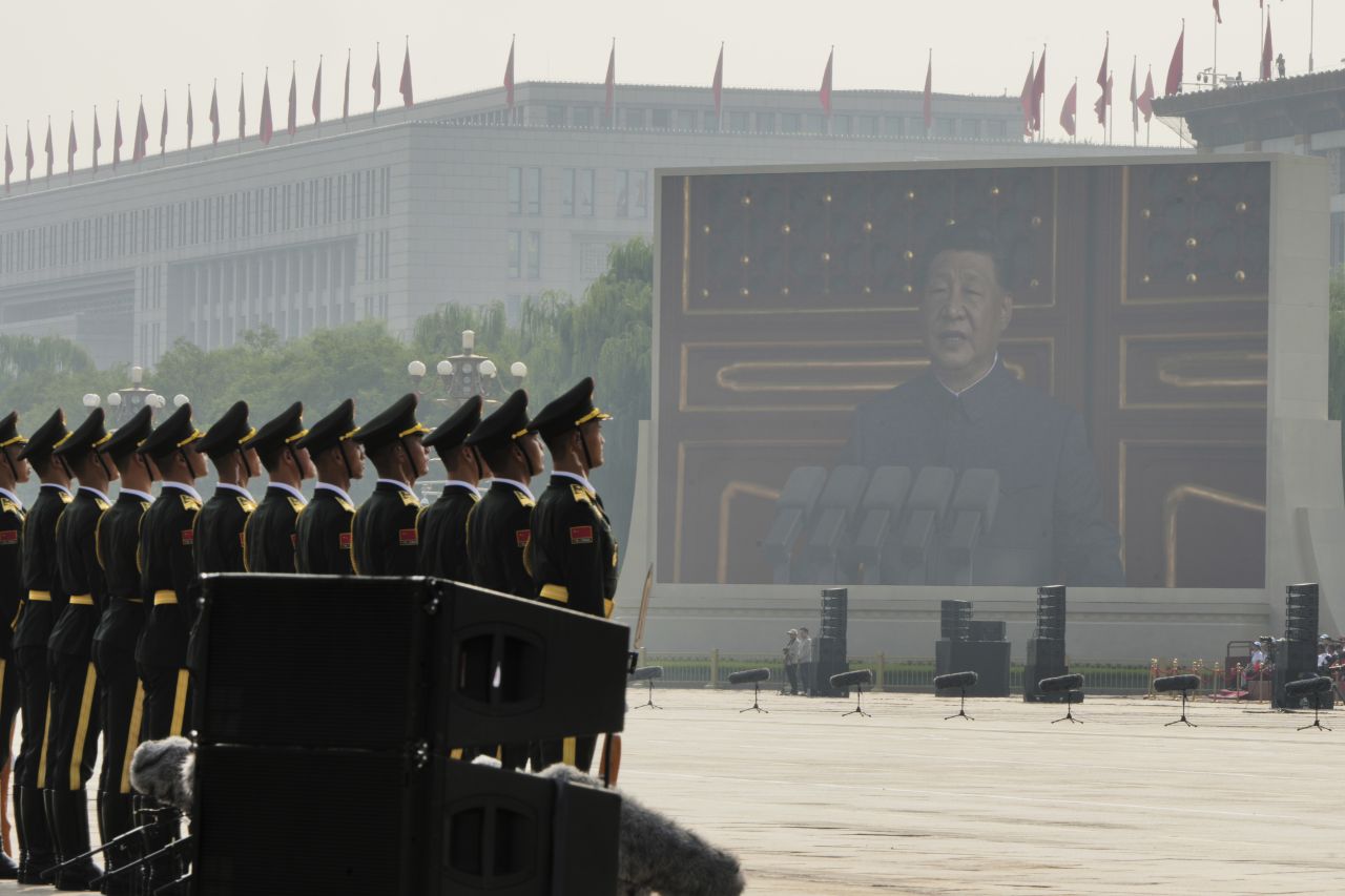 <p>Пекин отбеляза 80 години от победата над Япония с грандиозен парад, на който бяха показани хиперзвукови ракети, подводни дронове и &bdquo;роботизирани вълци&ldquo;. Си Дзинпин дефилира редом с Владимир Путин и Ким Чен-ун, превръщайки събитието в демонстрация не само на военна мощ, но и на политическо послание. В тази галерия ще видите най-знаковите кадри от историческия спектакъл.</p>