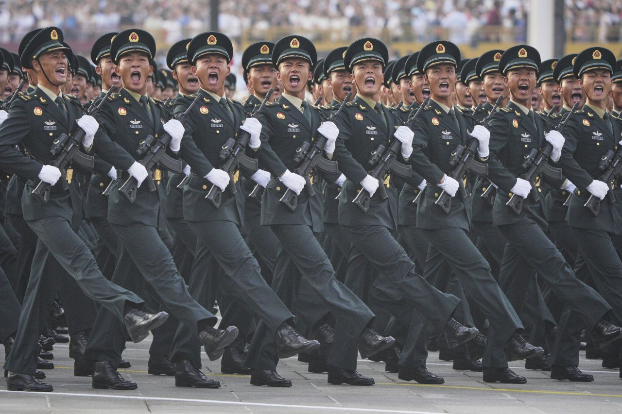 <p>Пекин отбеляза 80 години от победата над Япония с грандиозен парад, на който бяха показани хиперзвукови ракети, подводни дронове и &bdquo;роботизирани вълци&ldquo;. Си Дзинпин дефилира редом с Владимир Путин и Ким Чен-ун, превръщайки събитието в демонстрация не само на военна мощ, но и на политическо послание. В тази галерия ще видите най-знаковите кадри от историческия спектакъл.</p>