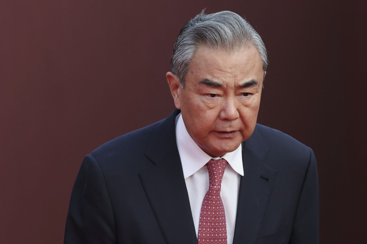 <p>Пекин отбеляза 80 години от победата над Япония с грандиозен парад, на който бяха показани хиперзвукови ракети, подводни дронове и &bdquo;роботизирани вълци&ldquo;. Си Дзинпин дефилира редом с Владимир Путин и Ким Чен-ун, превръщайки събитието в демонстрация не само на военна мощ, но и на политическо послание. В тази галерия ще видите най-знаковите кадри от историческия спектакъл.</p>