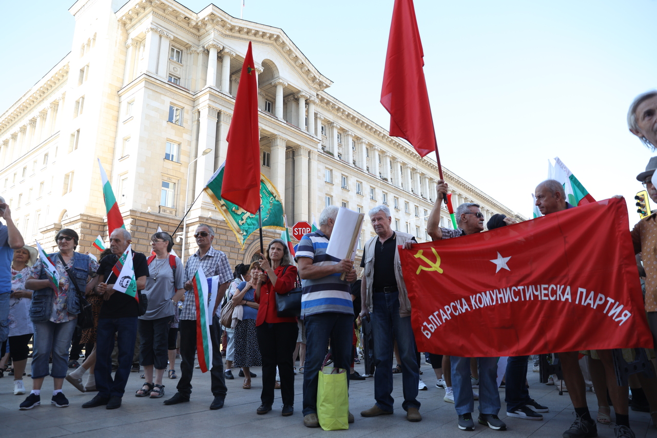 <p>Граждани протестират пред сградата на Народното събрние (НС) в София. Протестът е под надслов &bdquo;Легитимното Народно събрание на българския народ против нелигитимно избран парламент&quot;.</p>