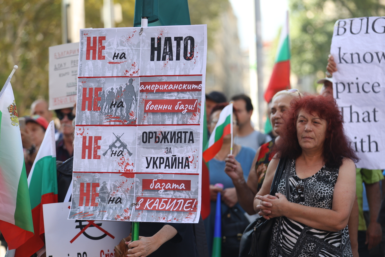 <p>Граждани протестират пред сградата на Народното събрние (НС) в София. Протестът е под надслов &bdquo;Легитимното Народно събрание на българския народ против нелигитимно избран парламент&quot;.</p>