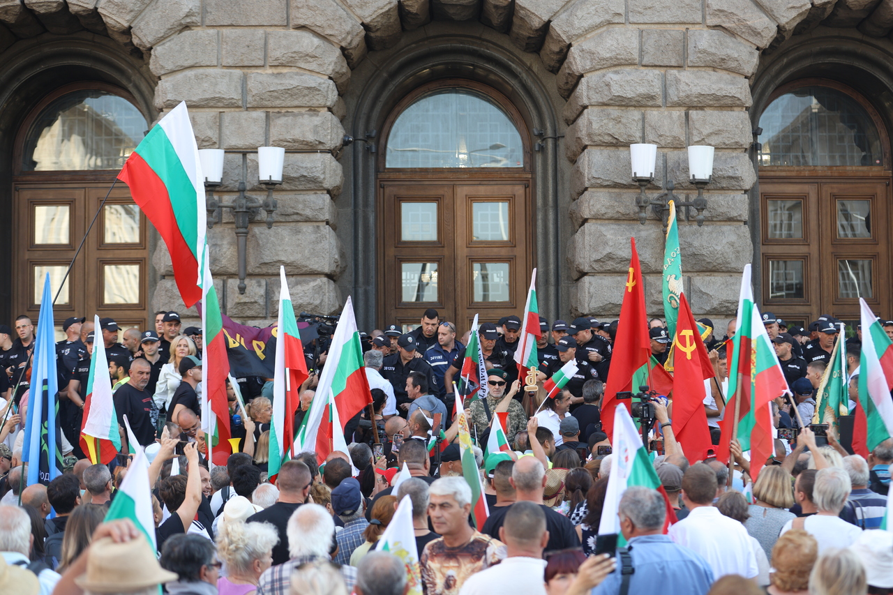 <p>Граждани протестират пред сградата на Народното събрние (НС) в София. Протестът е под надслов &bdquo;Легитимното Народно събрание на българския народ против нелигитимно избран парламент&quot;.</p>