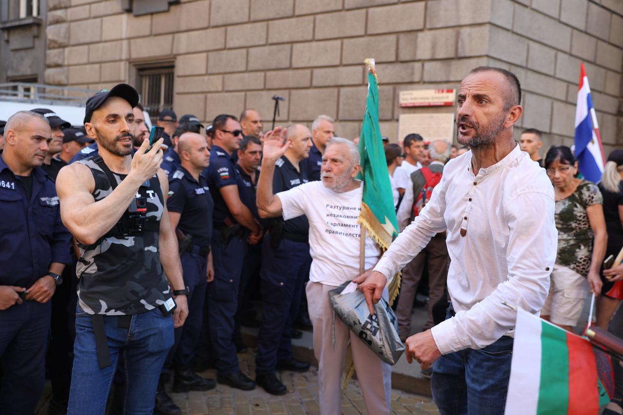 <p>Граждани протестират пред сградата на Народното събрние (НС) в София. Протестът е под надслов &bdquo;Легитимното Народно събрание на българския народ против нелигитимно избран парламент&quot;.</p>