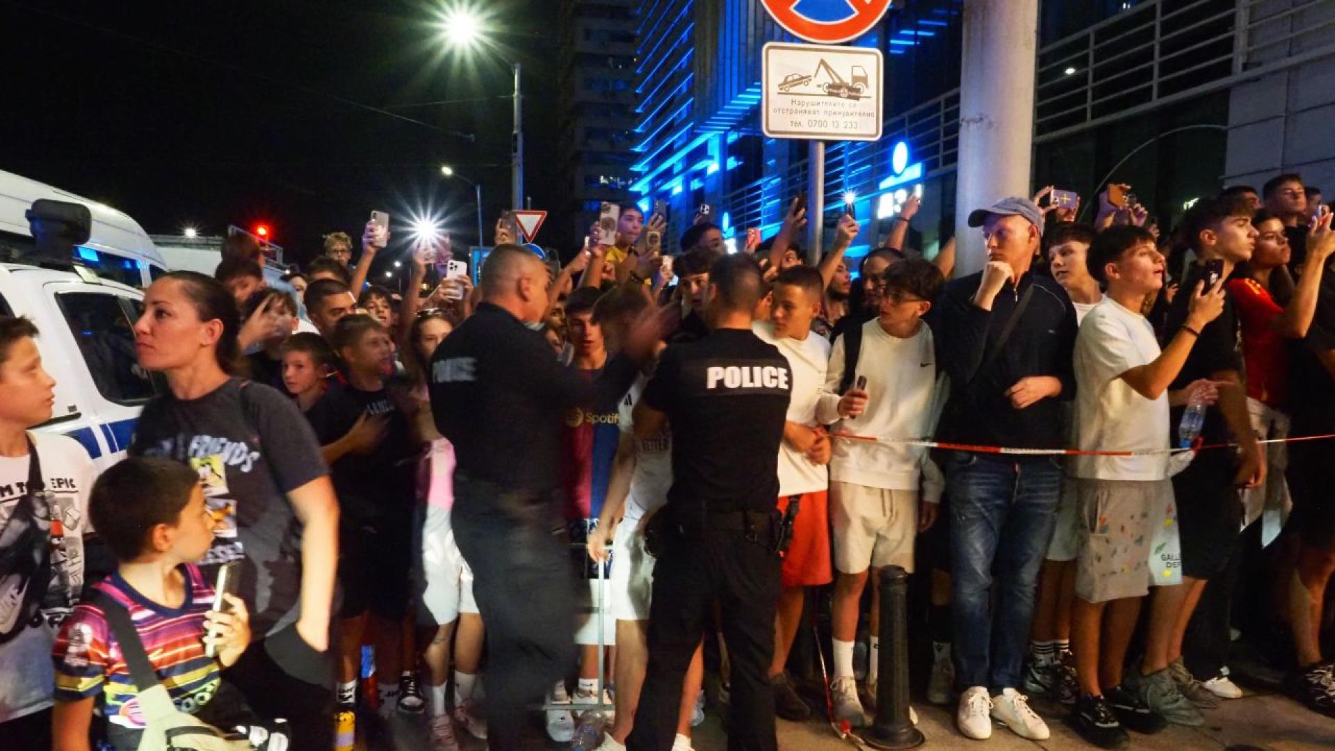 Десетки фенове се събраха пред хотела в който са настанени