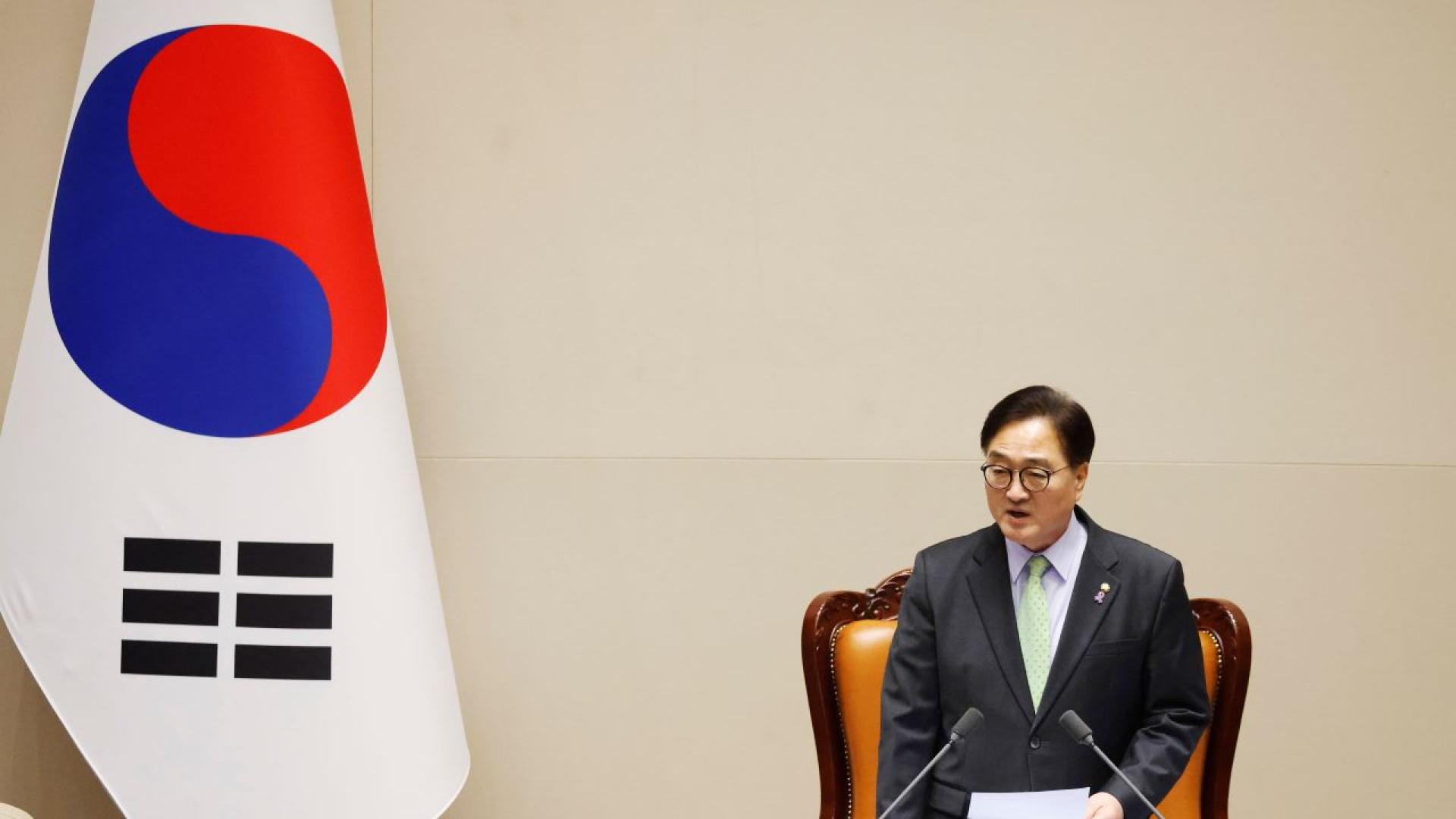 Председателят на Националното събрание на Южна Корея У Уон шик стисна