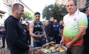 Протестиращи опитаха да вкарат в НС тава с печено агнешко