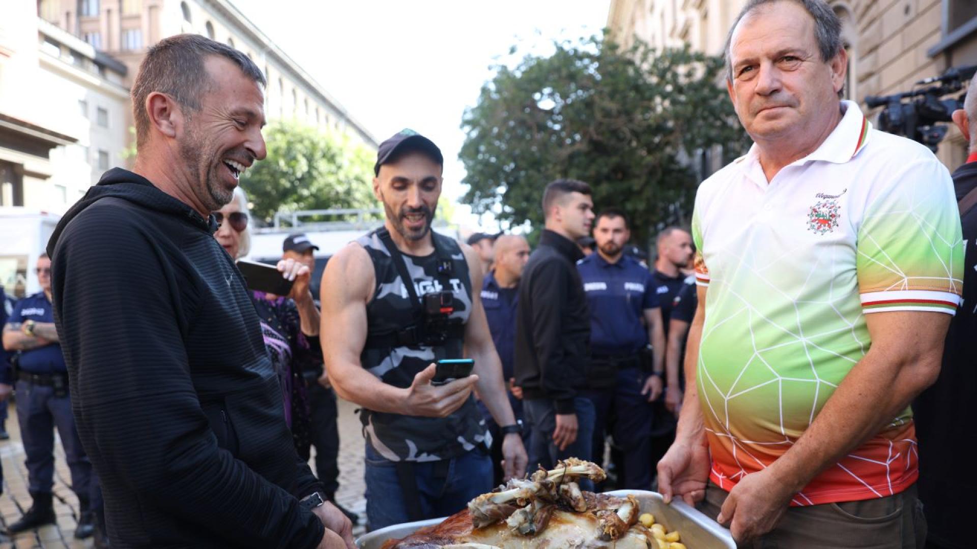 Приключи протестът пред сградата на Народното събрание който беше под