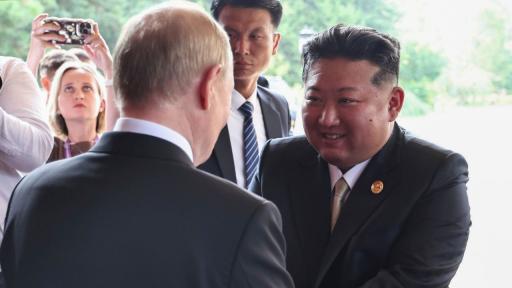 Срещата между Ким Чен-ун и Владимир Путин в Пекин в кадри
