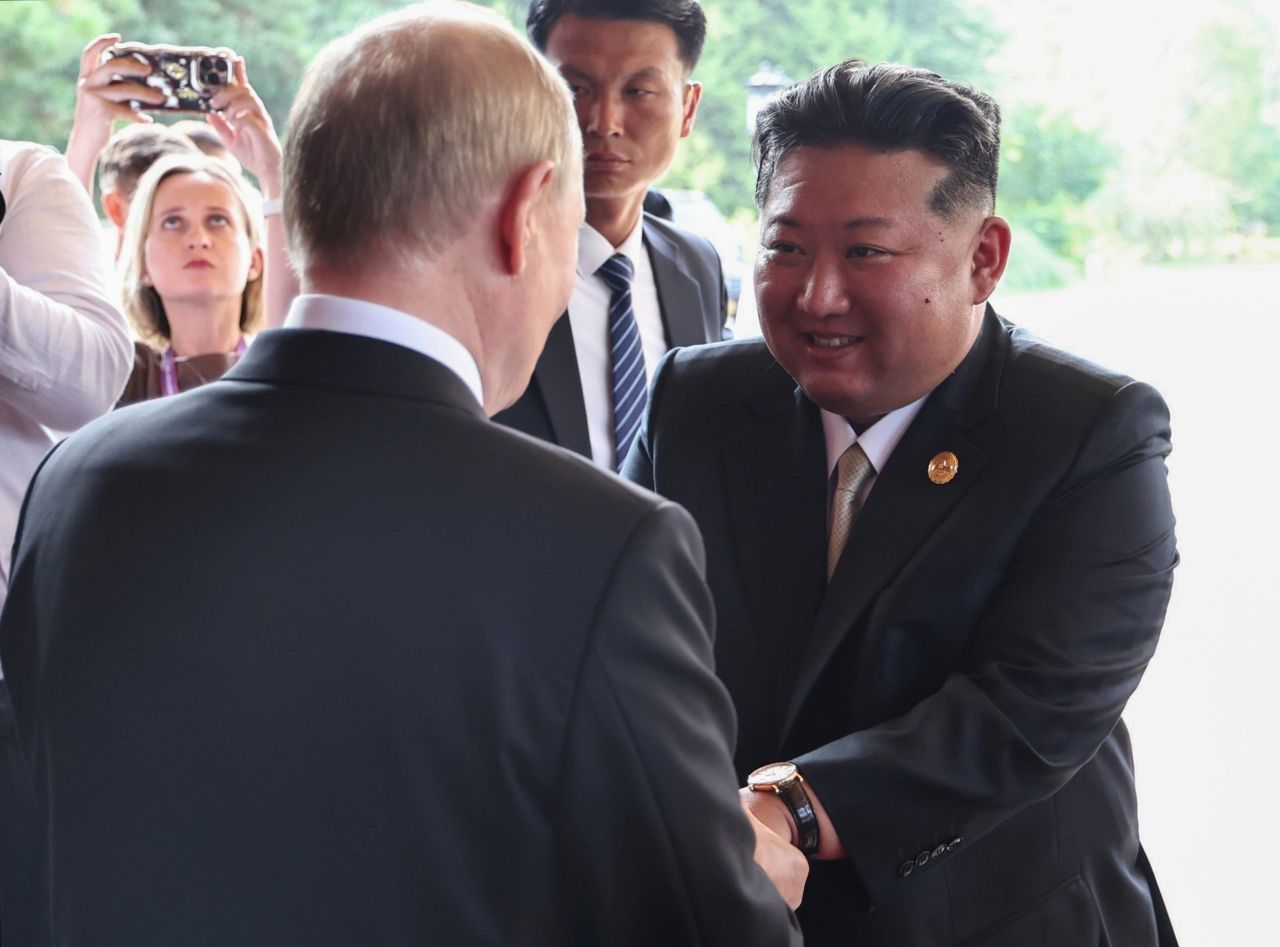 <p>Севернокорейският и руският лидер Ким Чен-ун и Владимир Путин се срещнаха в сряда след мащабния военен парад в Пекин. По време на разговорите Ким обеща пълната си подкрепа на Путин, заявявайки, че ще направи &bdquo;всичко възможно, за да помогне&ldquo; на Москва. Руският президент от своя страна благодари на Пхенян за изпращането на войници да се сражават срещу Украйна.</p>