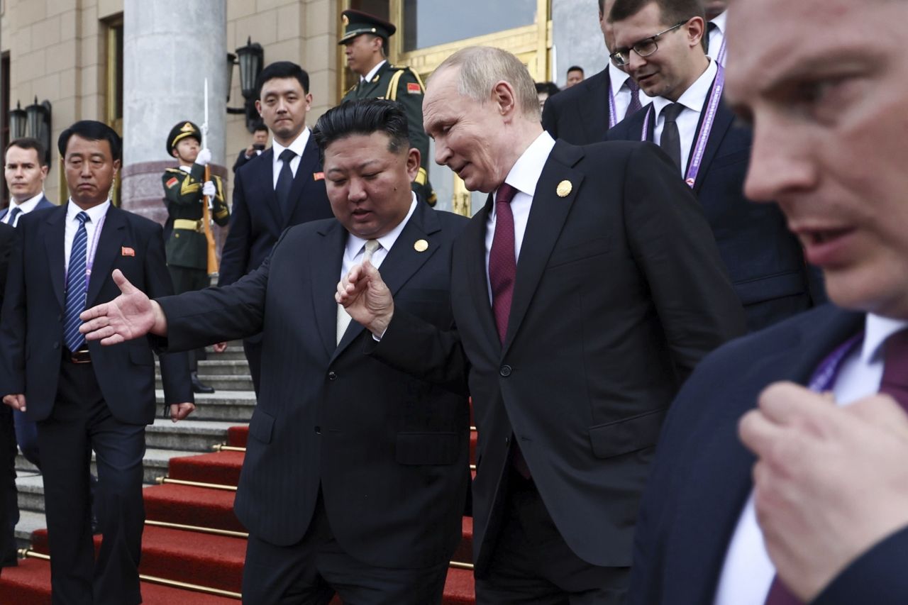 <p>Севернокорейският и руският лидер Ким Чен-ун и Владимир Путин се срещнаха в сряда след мащабния военен парад в Пекин. По време на разговорите Ким обеща пълната си подкрепа на Путин, заявявайки, че ще направи &bdquo;всичко възможно, за да помогне&ldquo; на Москва. Руският президент от своя страна благодари на Пхенян за изпращането на войници да се сражават срещу Украйна.</p>