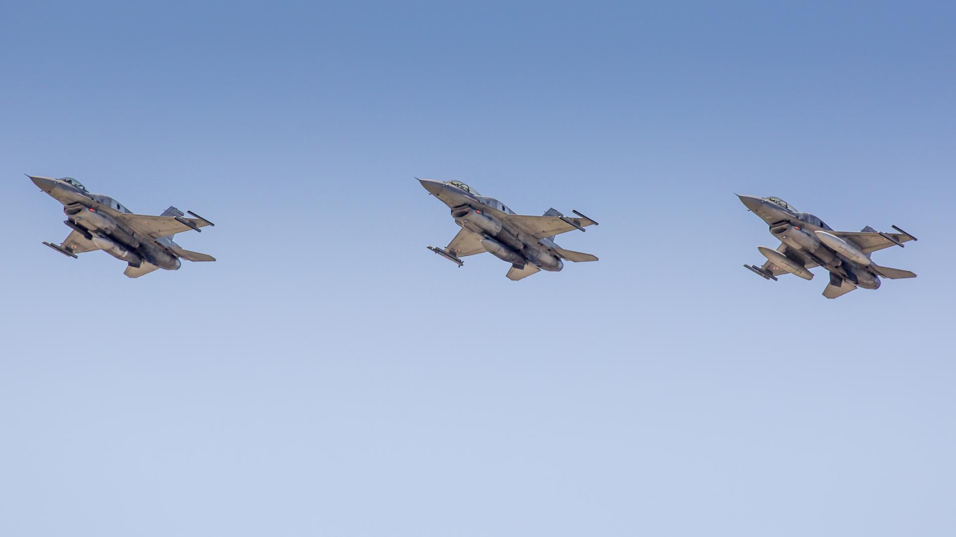 Полша изпрати изтребители и постави системите си за противовъздушна отбрана