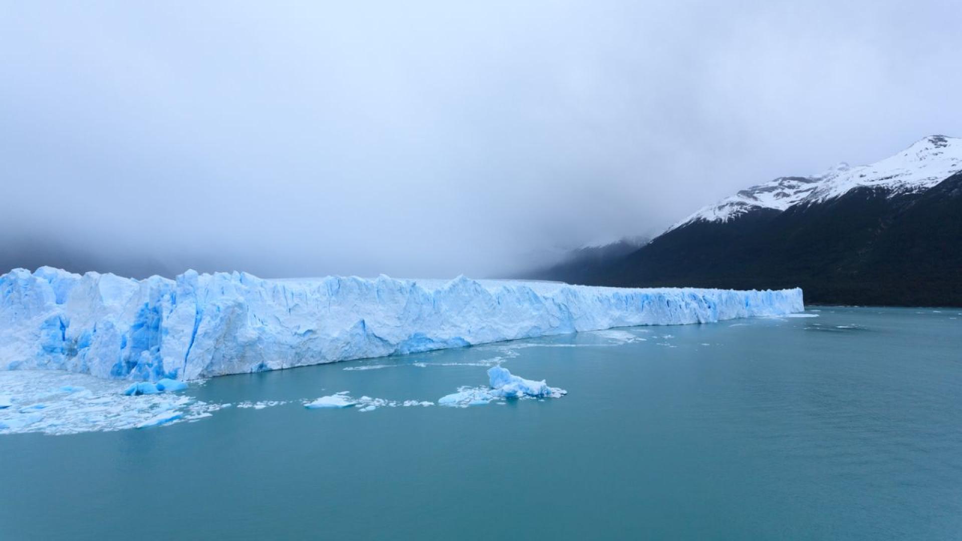 Най големият айсберг в света бързо се разпада на няколко много