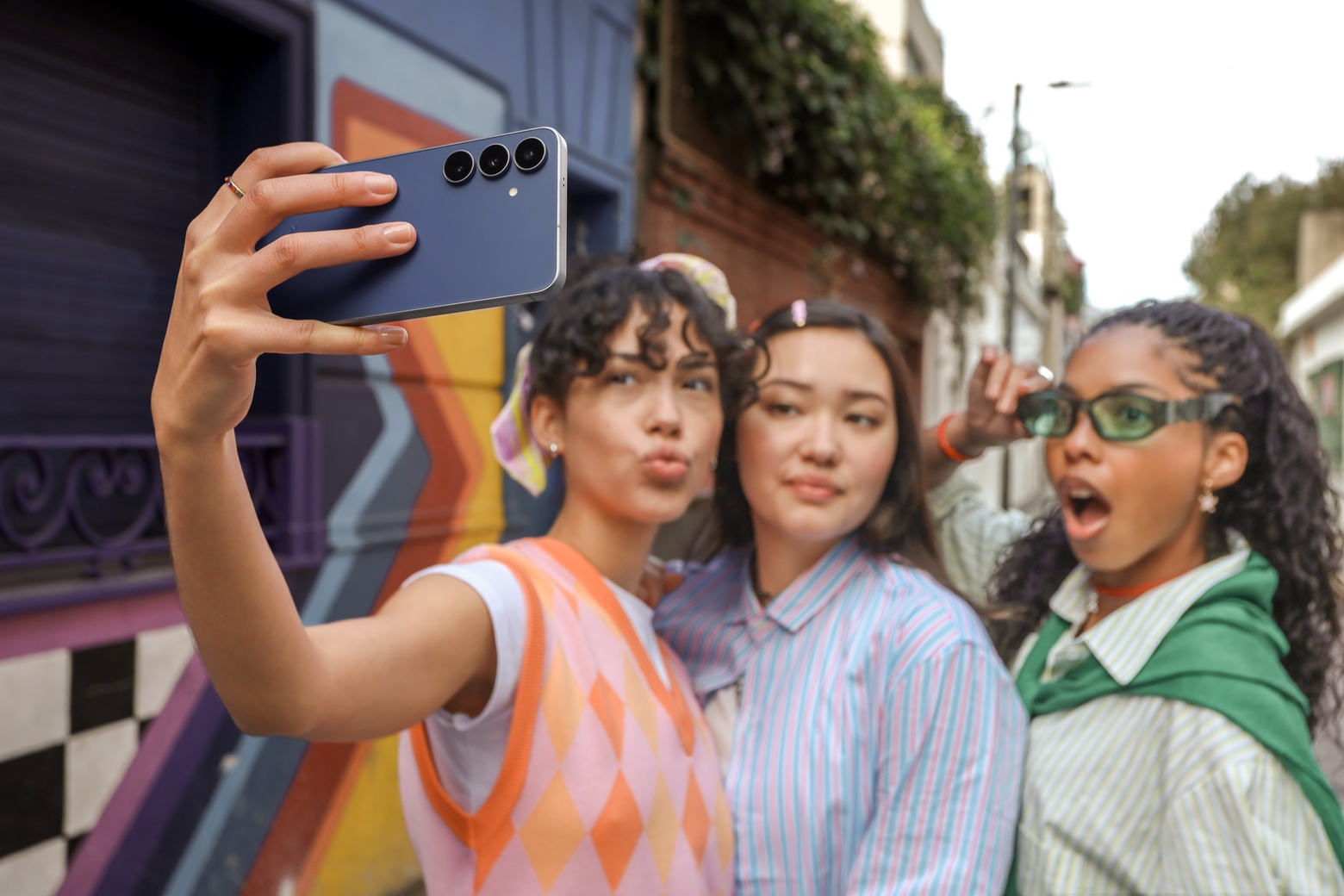 Samsung Galaxy S25 FE прави по-достъпни топ AI функциите