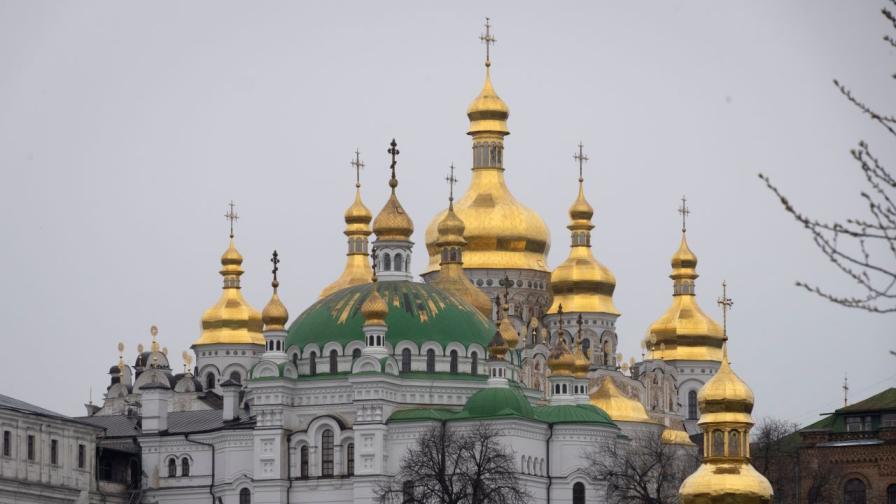 <p>Киев забранява УПЦ, за която се твърди, че поддържа връзки с Москва</p>