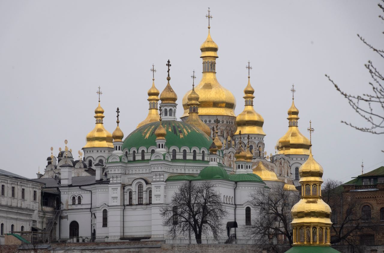 Киев забранява Украинската православна църква, за която се твърди, че поддържа връзки с Москва