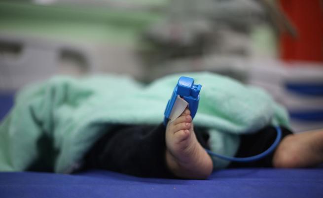 Дете е с тежки изгаряния след токов удар, покатерило се на електрически стълб в село край София