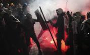 Сълзотворен газ и шокови гранати срещу протестиращи: Поредна нощ на насилие в Сърбия