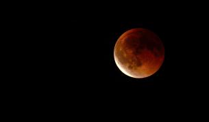 <p>Луната ще "отхапе"&nbsp;малка част от слънчевия диск в България&nbsp;</p>