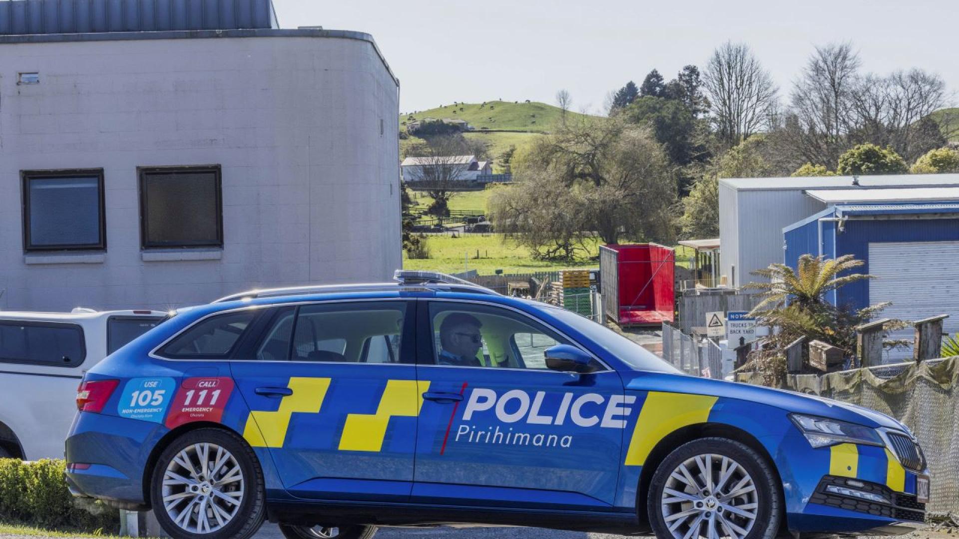 Всички деца на беглец от закона застрелян днес от полицията