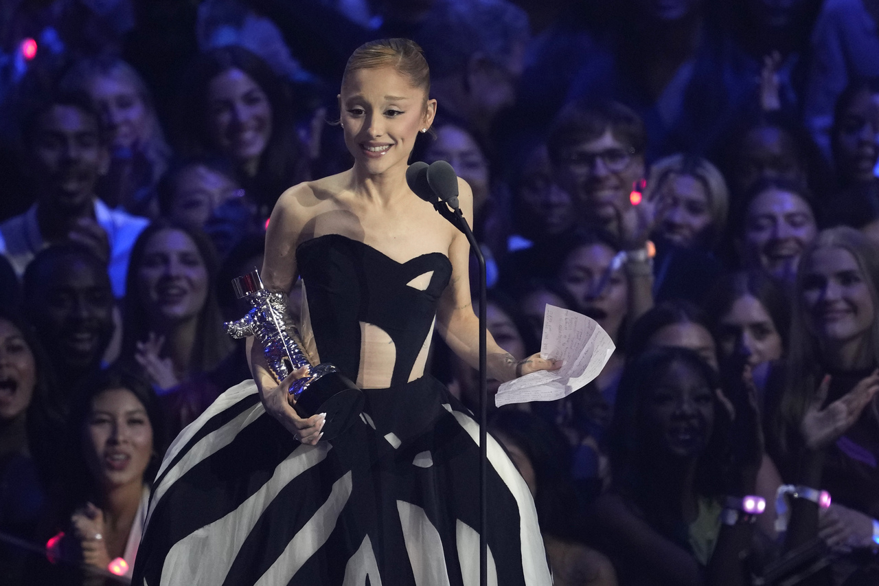 <p>Ариана Гранде и Лейди Гага доминираха на видео музикалните награди на MTV.</p>